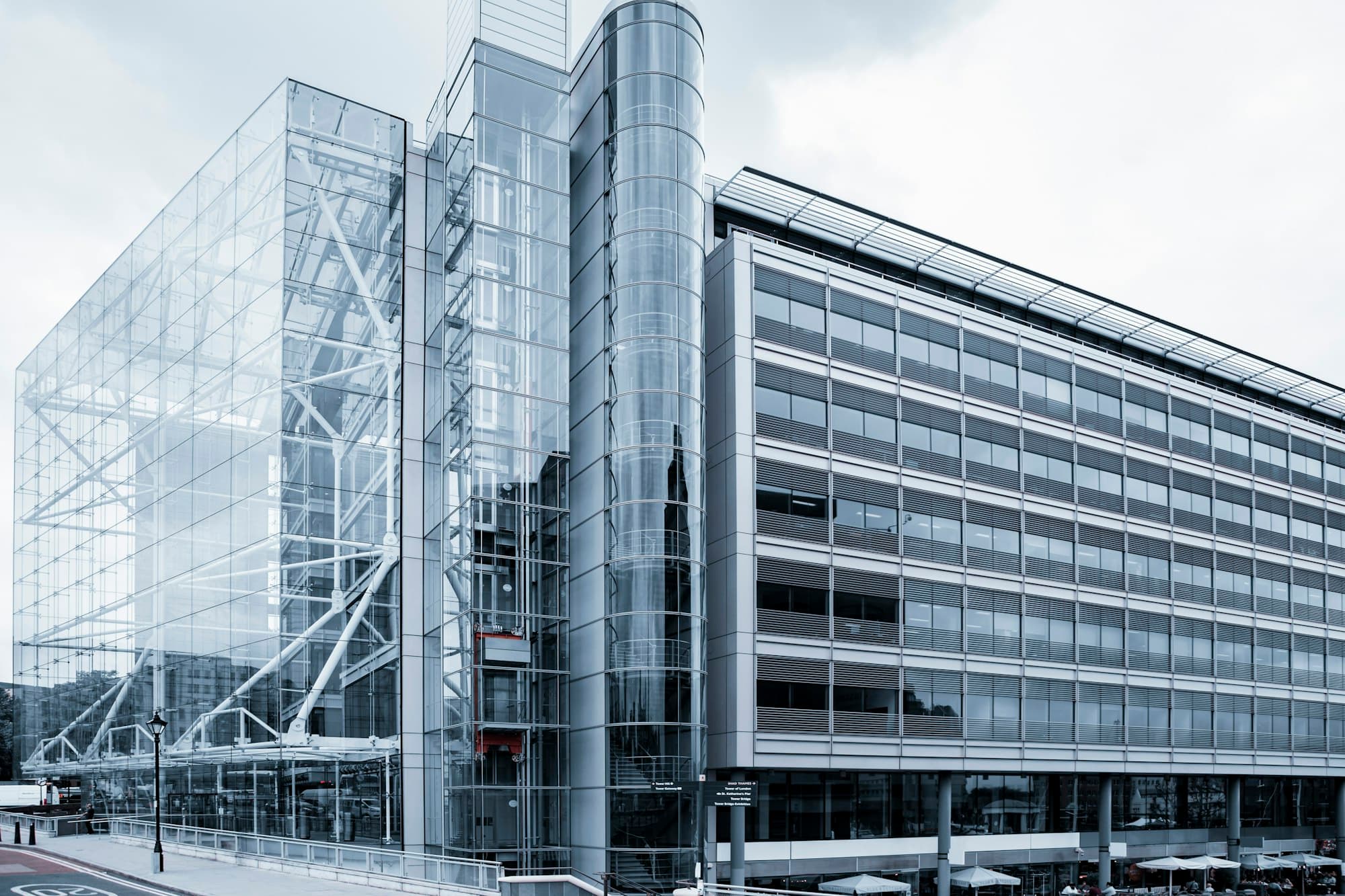 Fachada de un edificio corporativo de hormigón bajo un cielo blanco