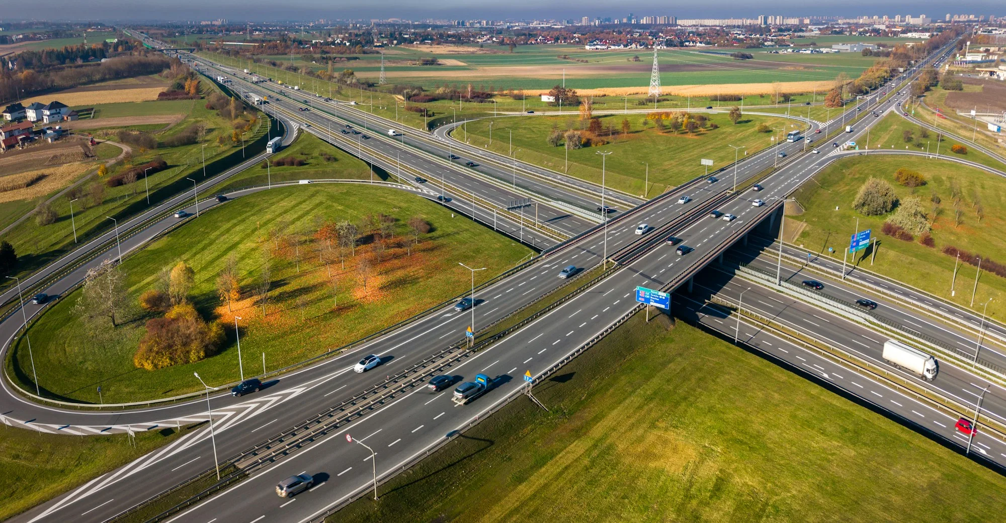 Un enlace de autopista visto desde el aire, con tráfico en todos sus ramales