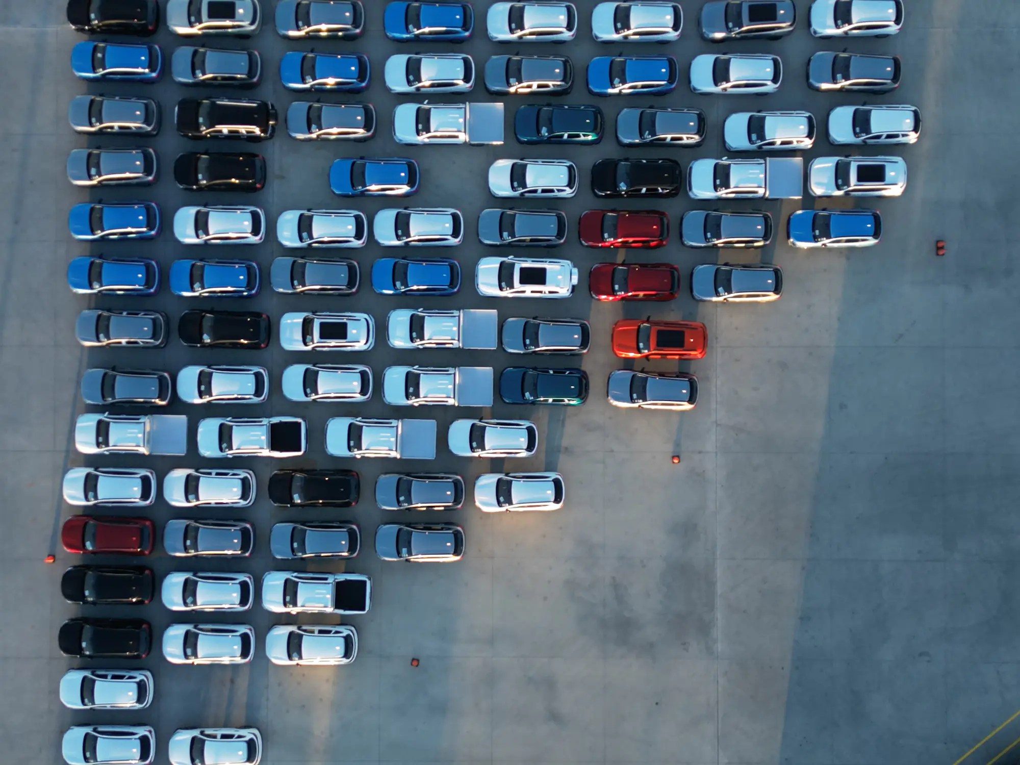 Filas de coches aparcados vistas desde arriba, en retícula