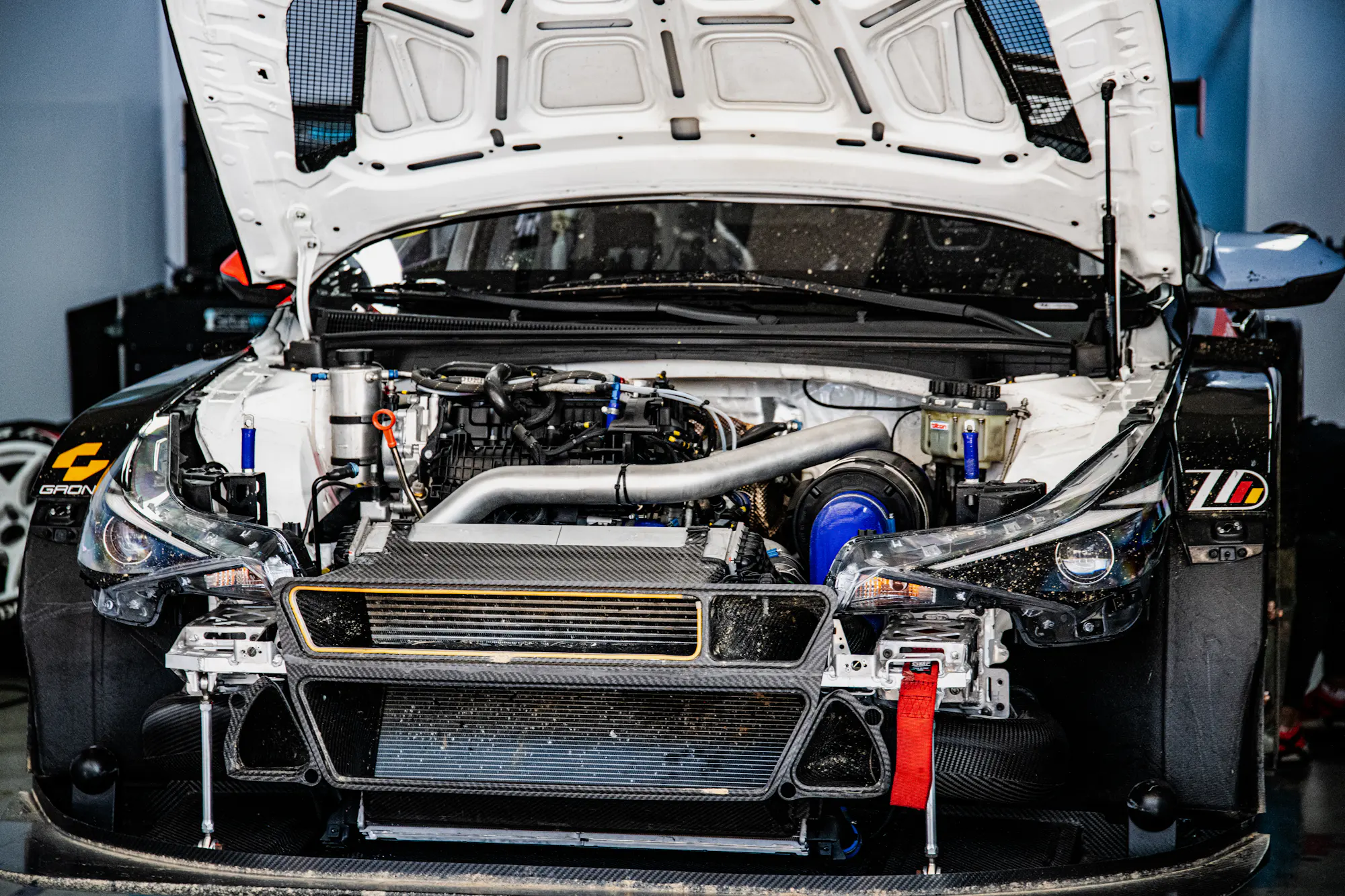 El compartimento del motor de un coche de competición, con el capó abierto