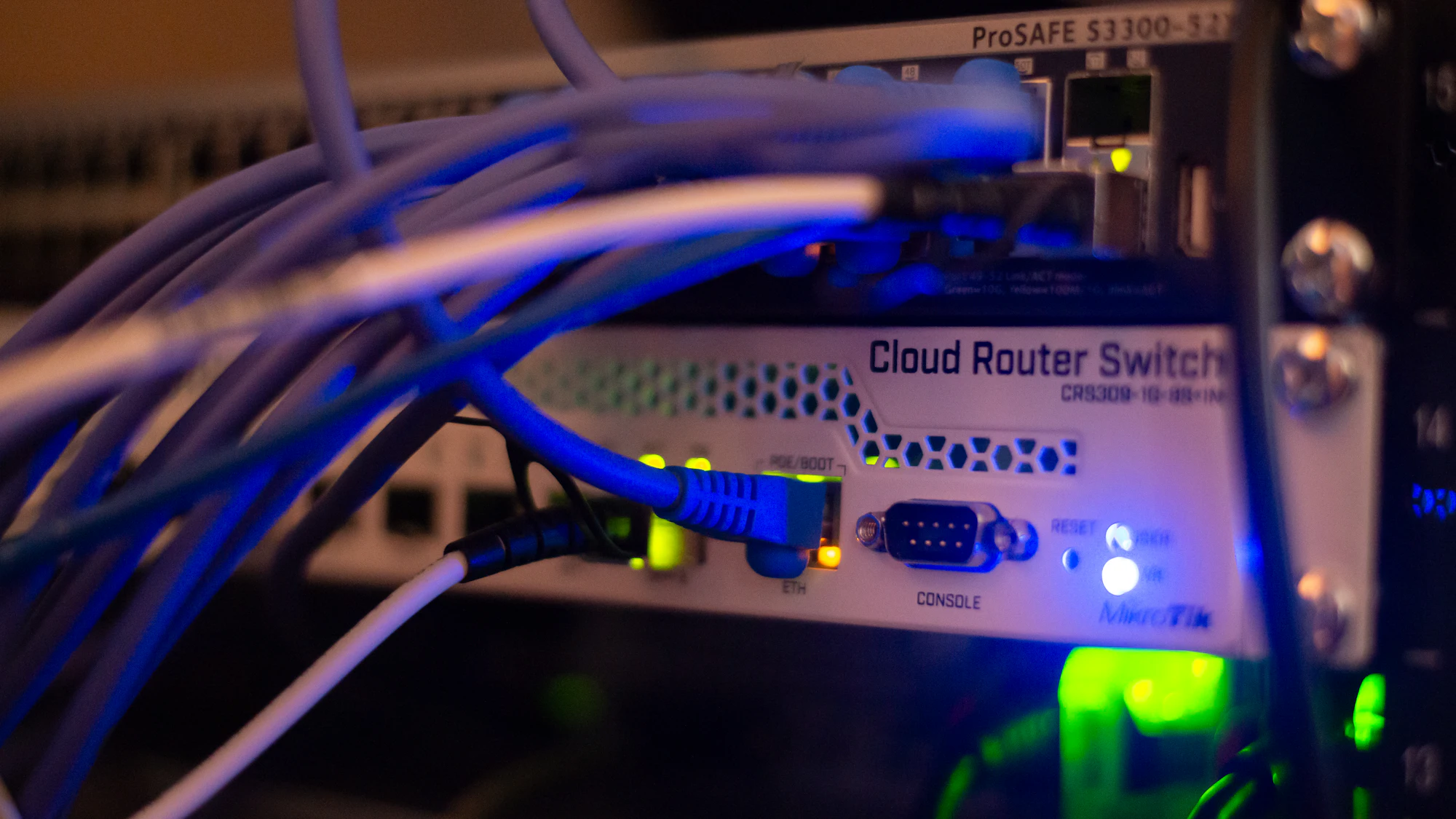 Un primer plano de una red de cables conectados