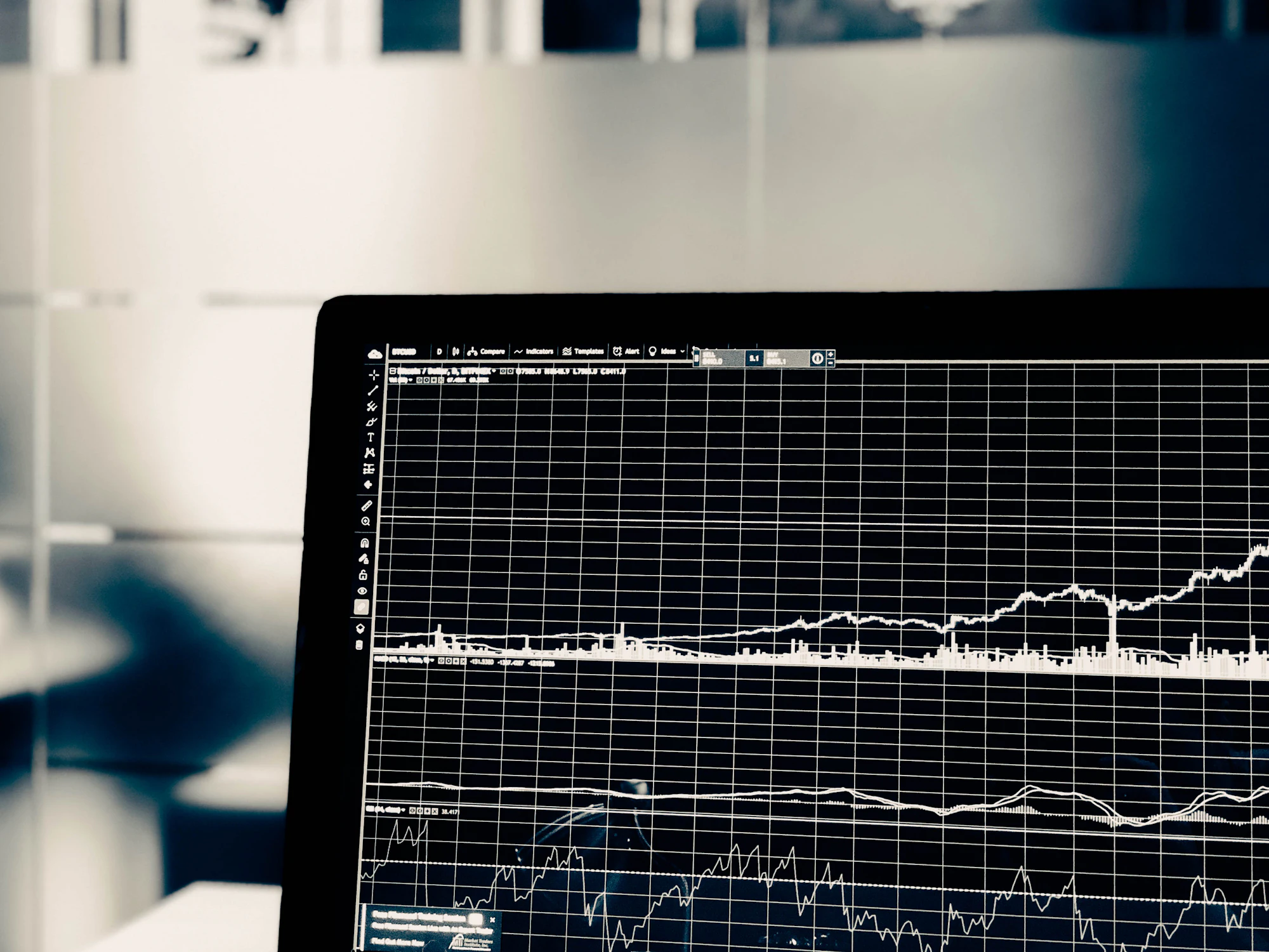 Una pantalla con una serie larga de datos de mercado
