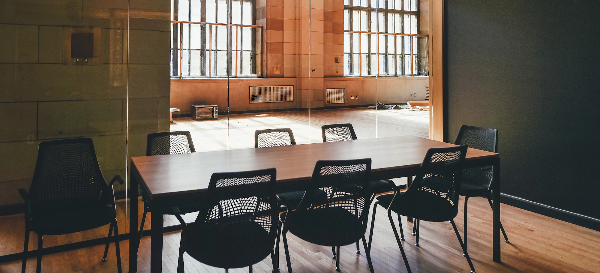 Una sala de reuniones vacía, con la mesa y las sillas