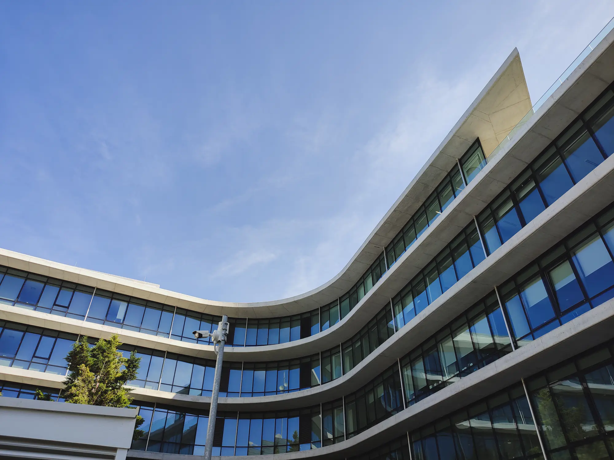 La fachada de un edificio de oficinas contemporáneo