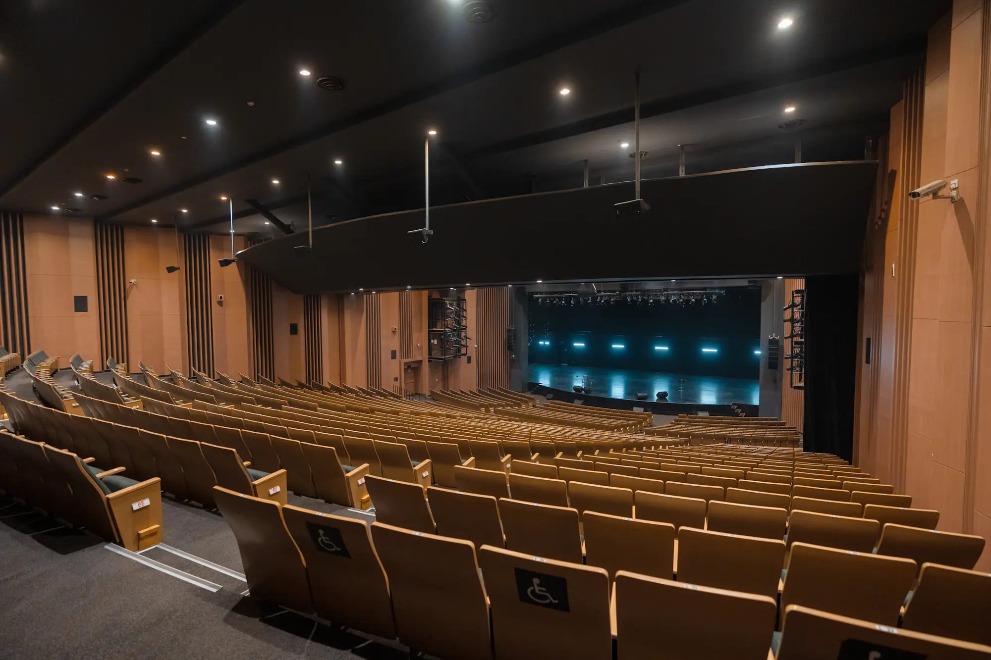 Un auditorio vacío con las butacas en pendiente