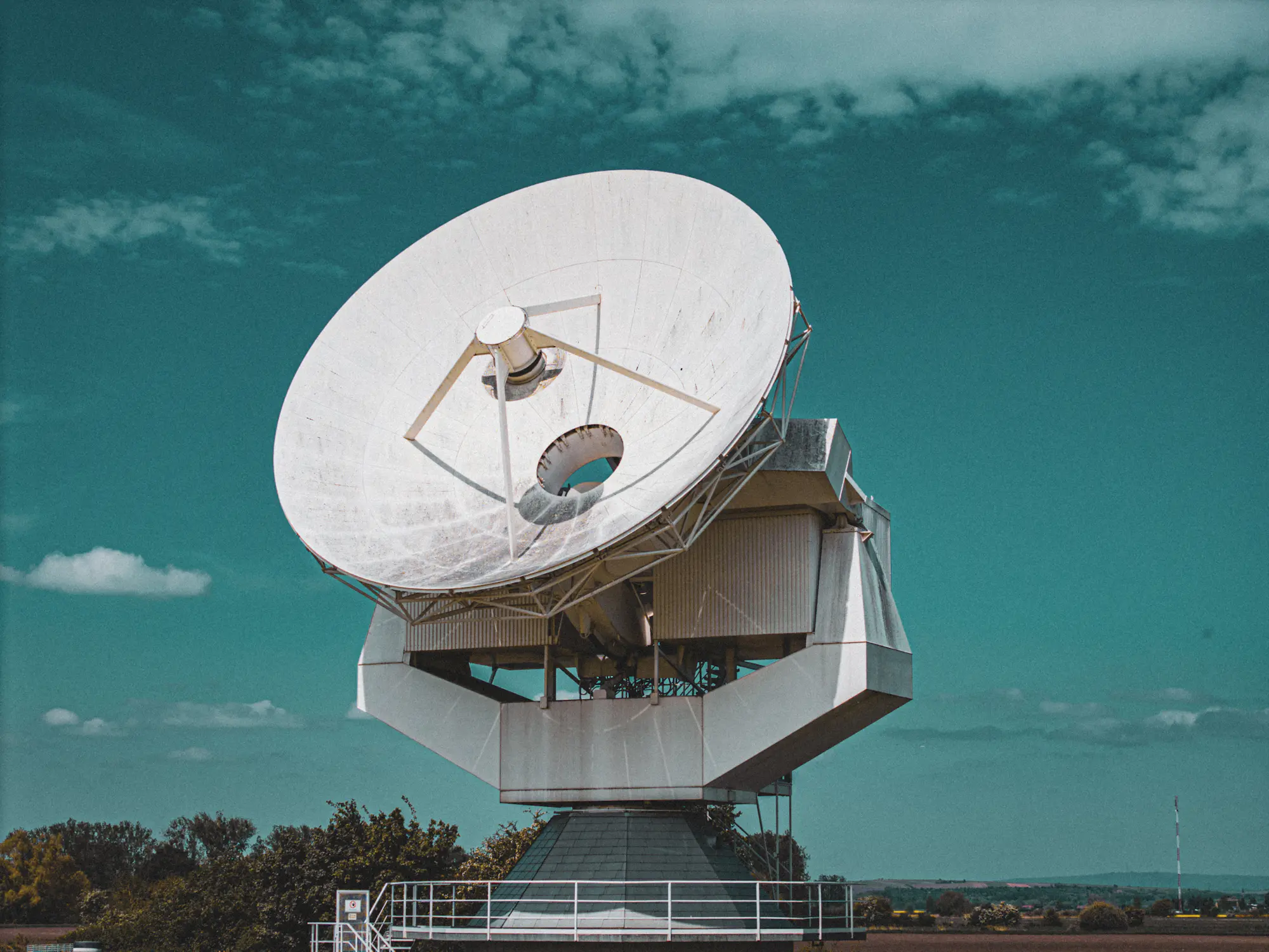 Una gran antena parabólica de estación terrestre contra el cielo